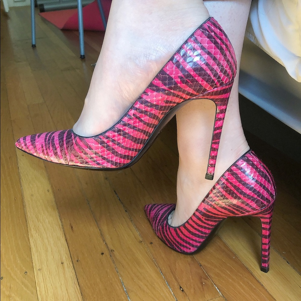 Yves Saint Laurent 825$ pump now 150$